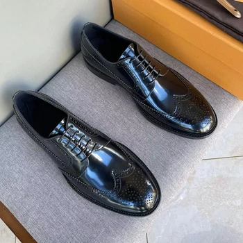 Бесподобные туфли-дерби, мужские деловые туфли из черной матовой кожи на платформе, привлекающие внимание резные детали типа 